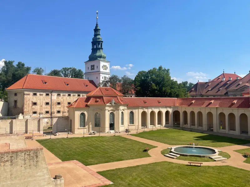 Klášter Plasy má po velké opravě zpět hodinovou věž. Rekonstrukce stála téměř 99 milionů