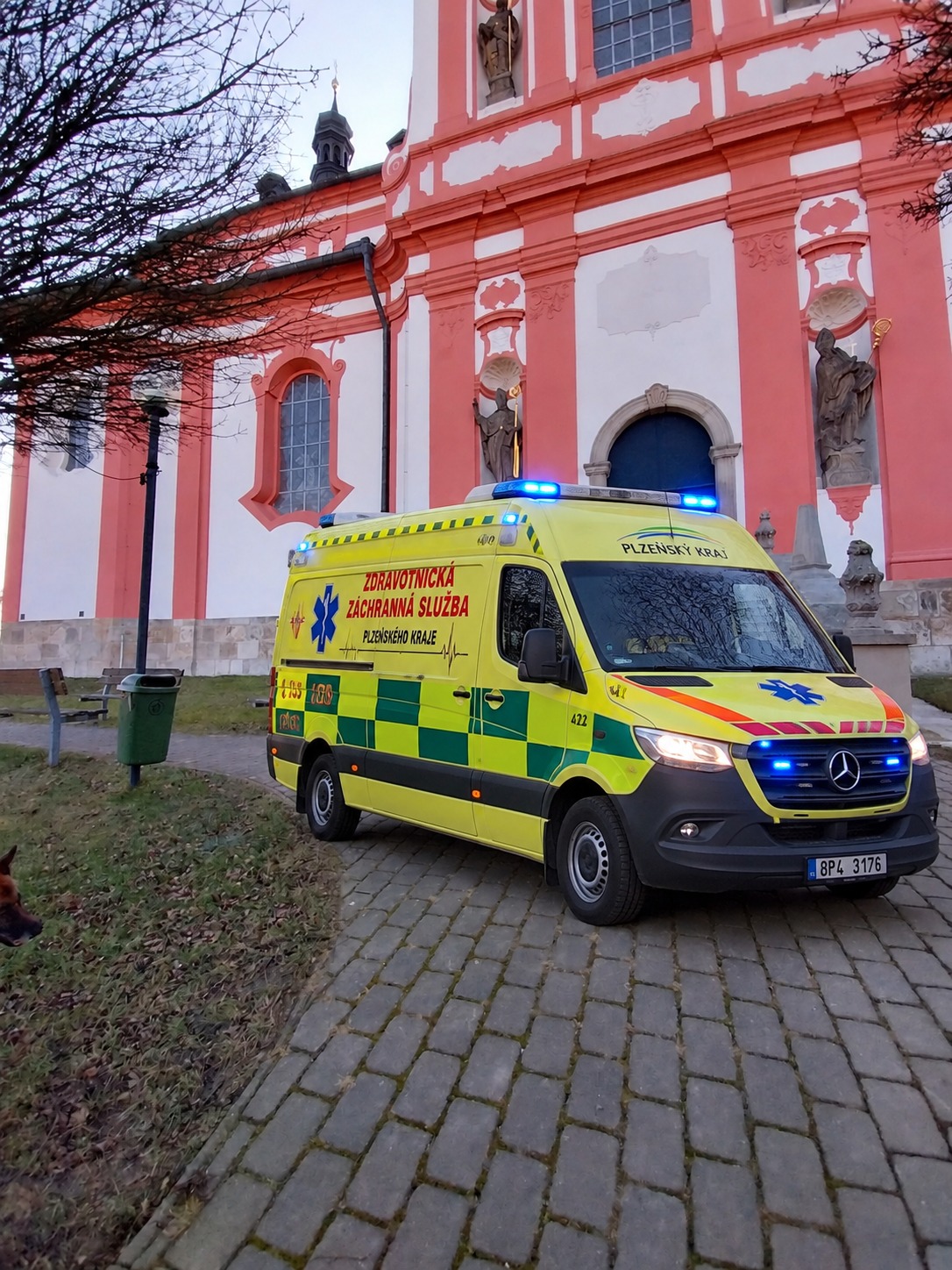 U kostela v Přešticích muž sjel se zahradním traktůrkem z kamenné zídky a zemřel