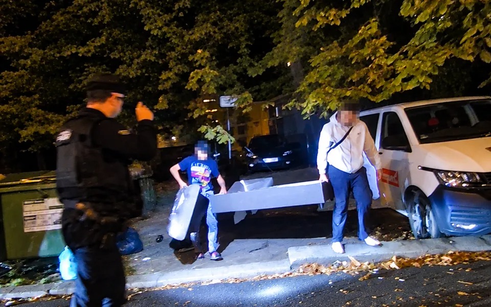 obrázek: Chtěl se zbavit nepotřebné postele a odložil ji ke kontejnerům. V Plzni ho načapali strážníci