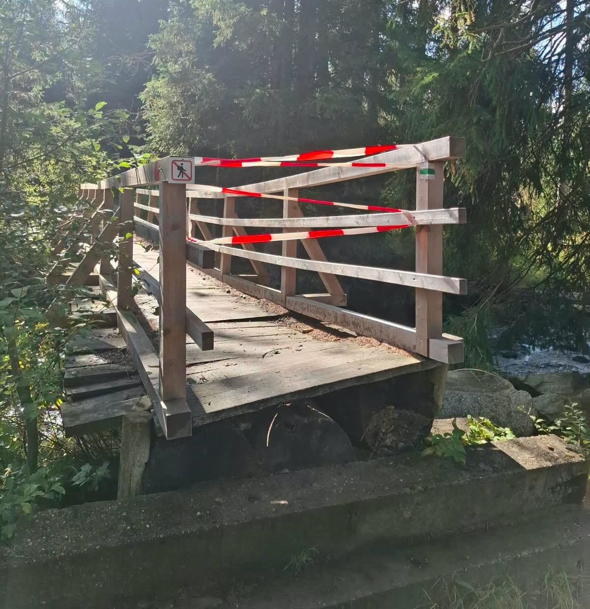 Frantův most na Šumavě je v havarijním stavu. Turistická trasa je dočasně přerušená