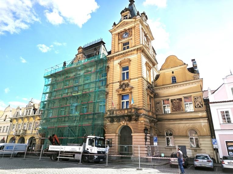 obrázek: Rekonstrukce památkové radnice v Domažlicích pokračuje další etapou. Opravují krovy v podkroví