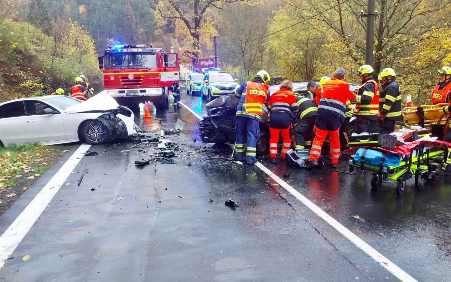 obrázek: Tragická nehoda na silnici z Plzně do Karlových Varů. Řidič (36) zemřel, žena skončila v nemocnici