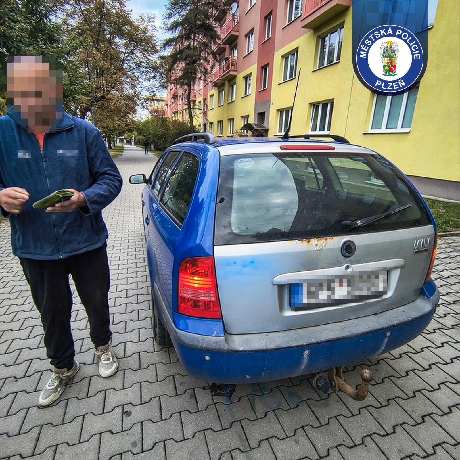 Rozvážel obědy seniorům bez řidičáku. V Plzni ho prozradilo auto na chodníku