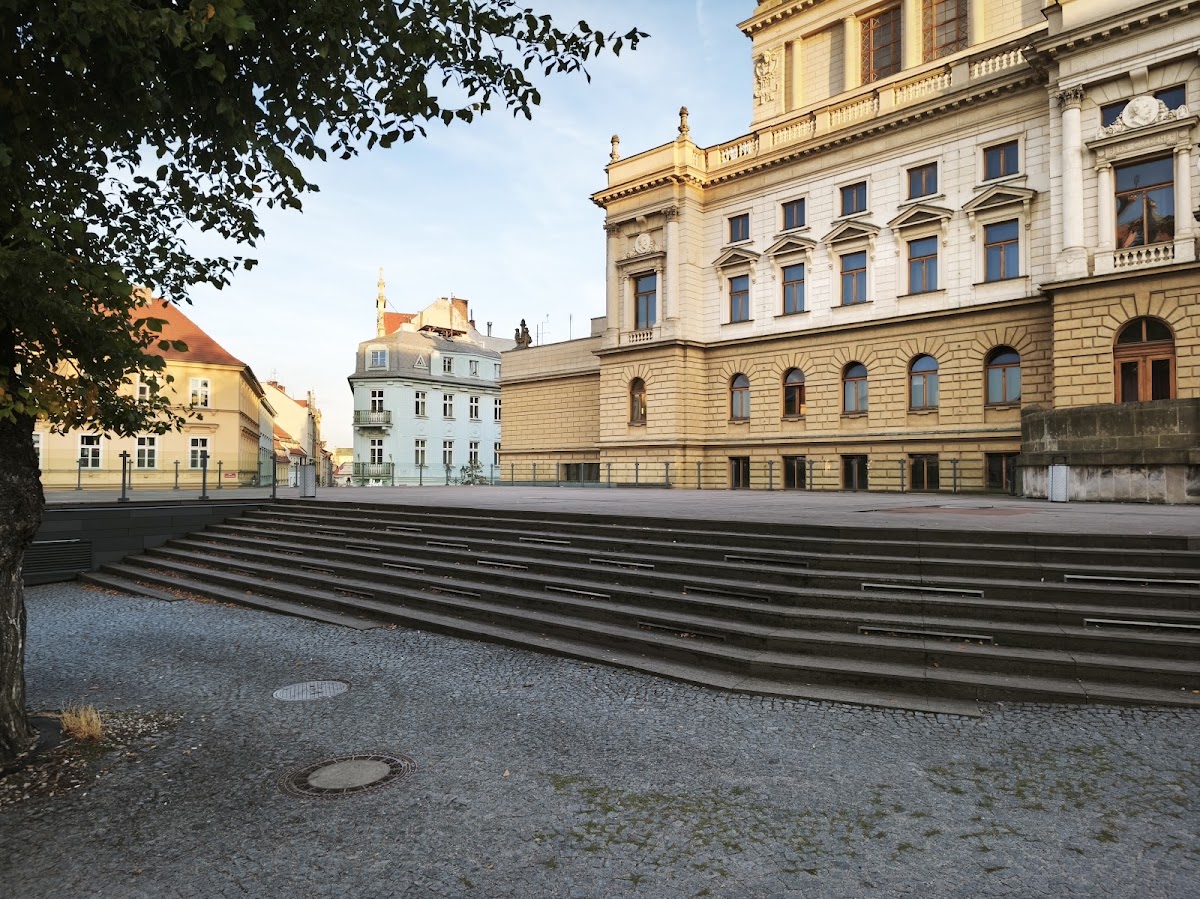 Plzeň opraví severní terasu u Velkého divadla. Lamely nahradí betonová dlažba