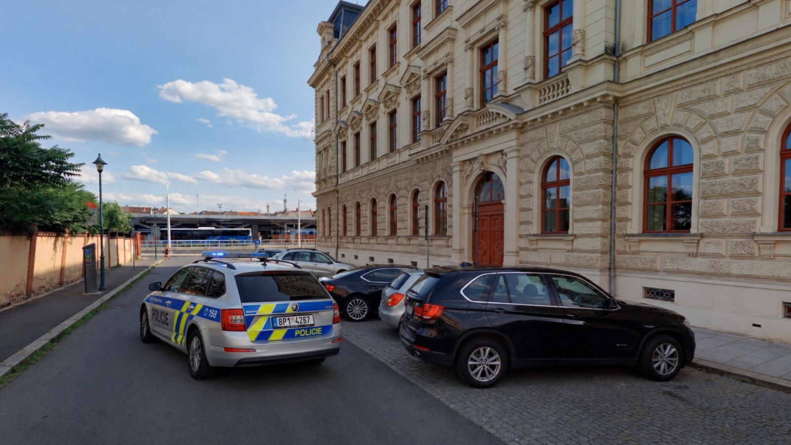 Skandál v Plzni! Státní zástupce měl s více než třemi promile nabourat dvě auta a ujet