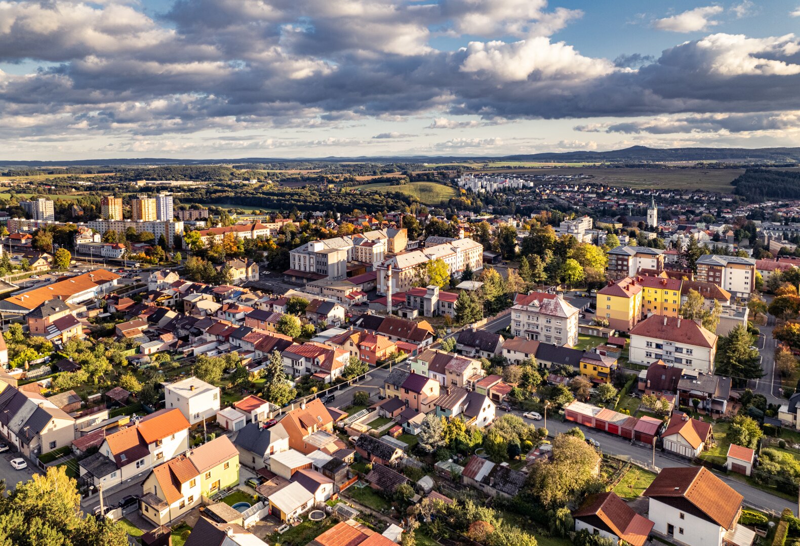 Tachov rychle roste a naráží na limity. Cizinci, drahé bydlení i školy jsou před volbami hlavními tématy