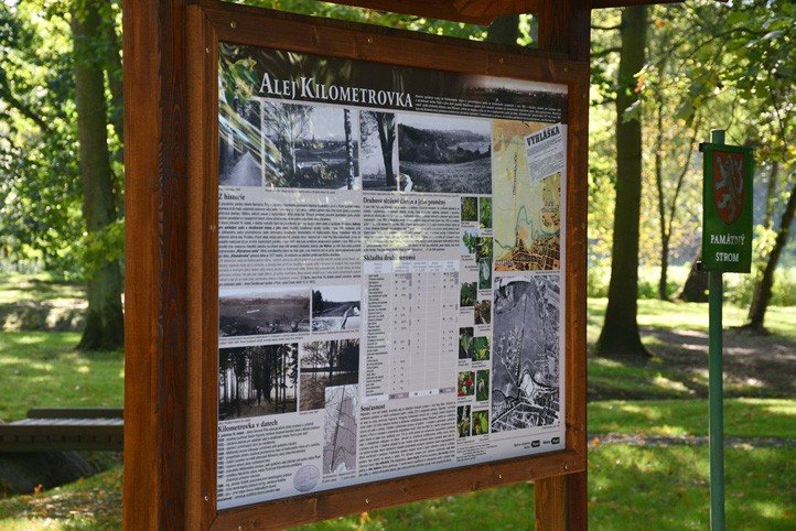 V Kilometrovce v Plzni stojí nové infotabule u obou konců. Připomínají 130letou historii