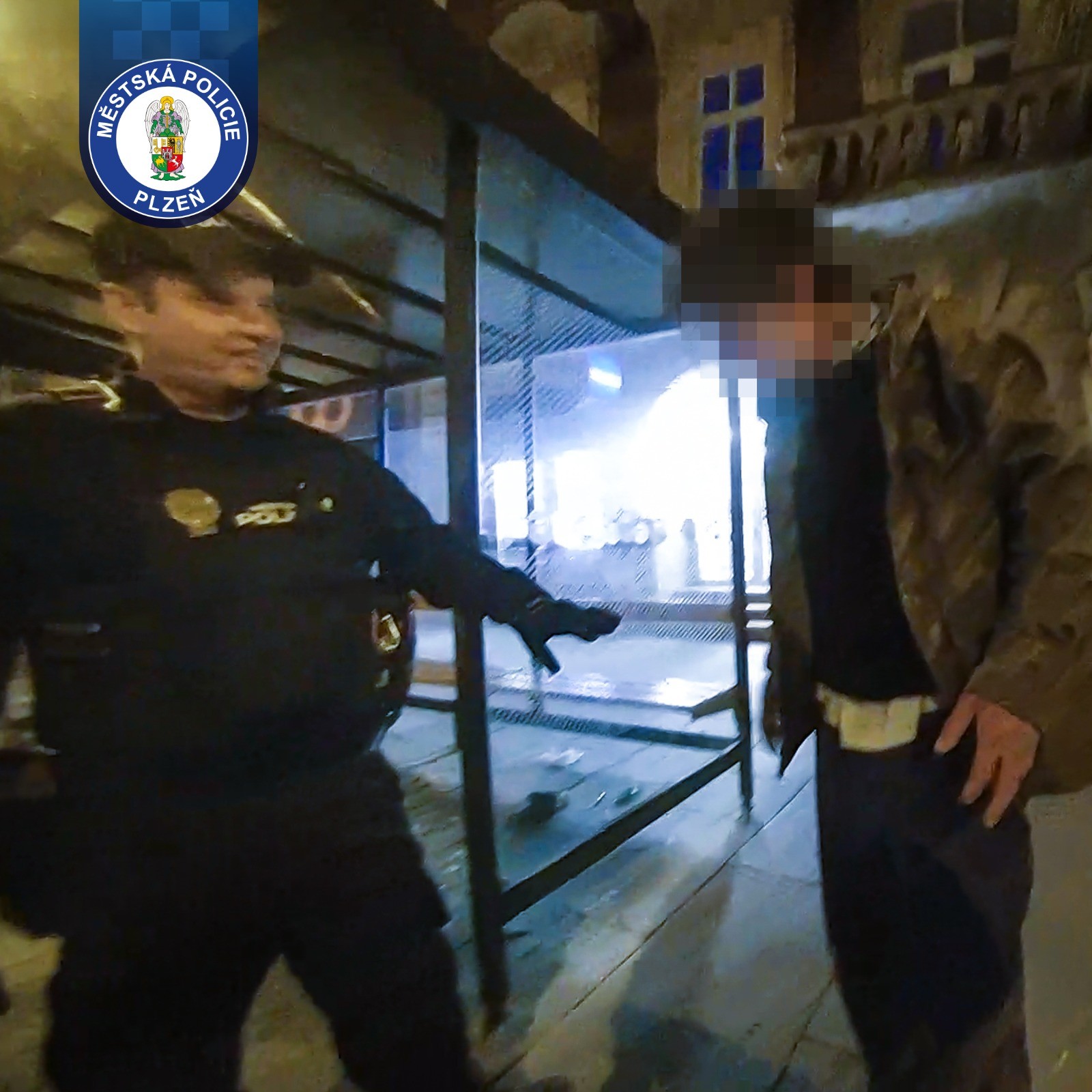 Opilý agresor v Plzni napadal lidi na zastávce i přivolané strážníky. Skončil na záchytce