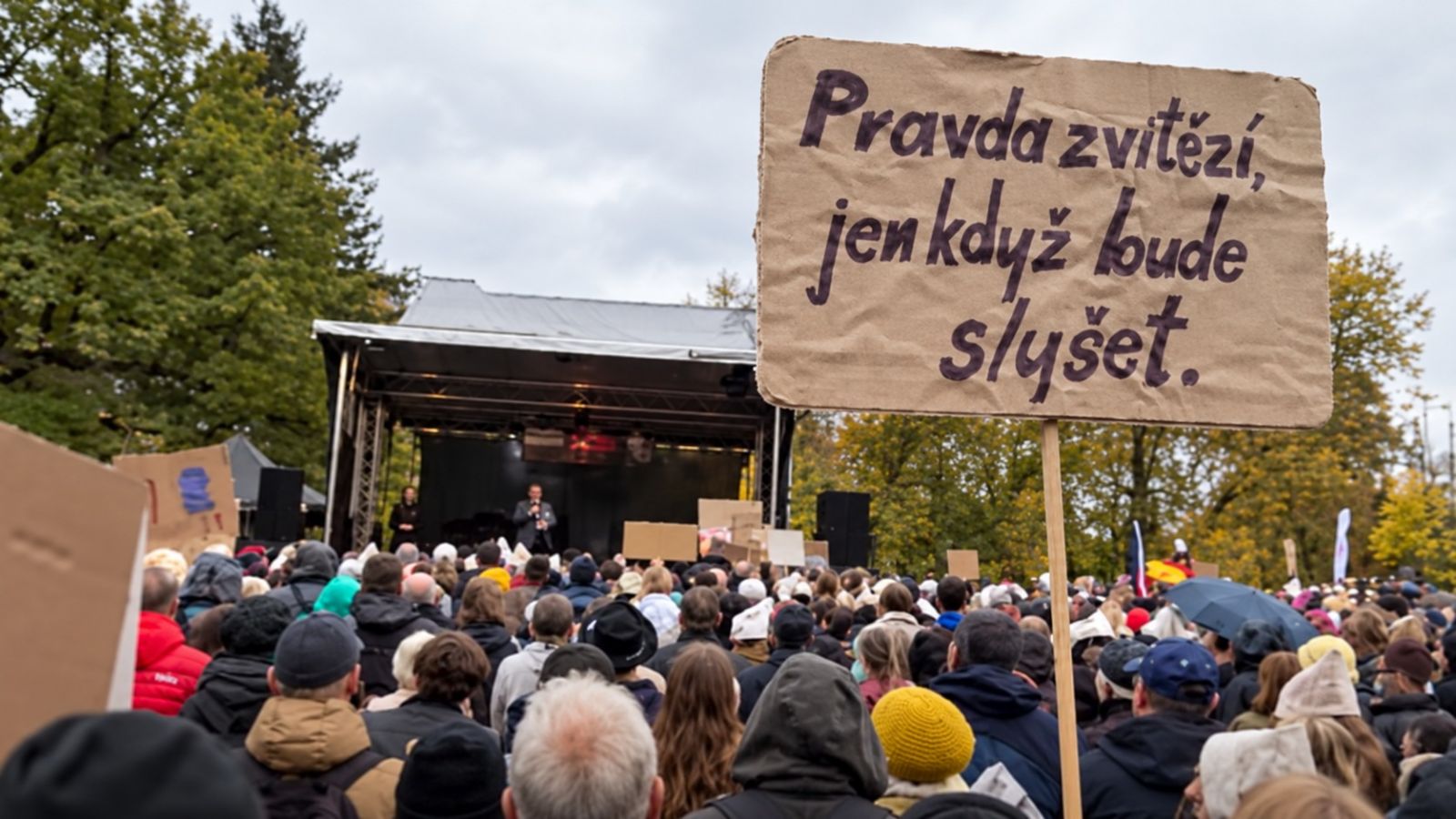 Dva tisíce lidí zaplnily náměstí Míru v Plzni. Protest proti změnám ve financování médií sílí