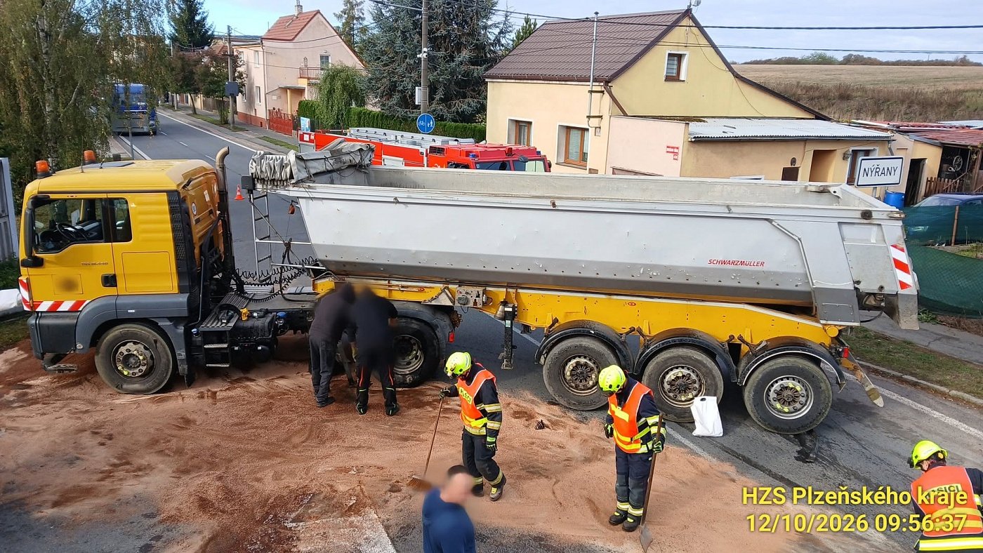 V Nýřanech se srazila tři vozidla. Nákladnímu se utrhla náprava, vytekl hydraulický olej