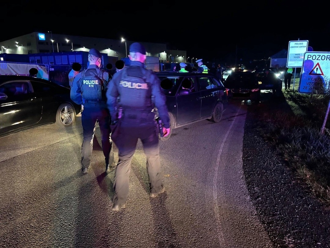Tuningový sraz v Plzni pod dohledem policie. Kontroly odhalily 35 přestupků