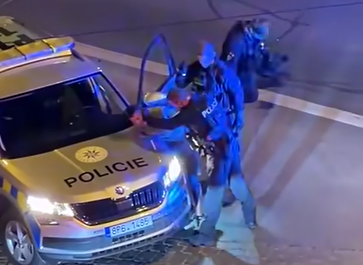 Zásah u divadla v Plzni byl podle GIBS přiměřený a zákonný. Policie případ odložila