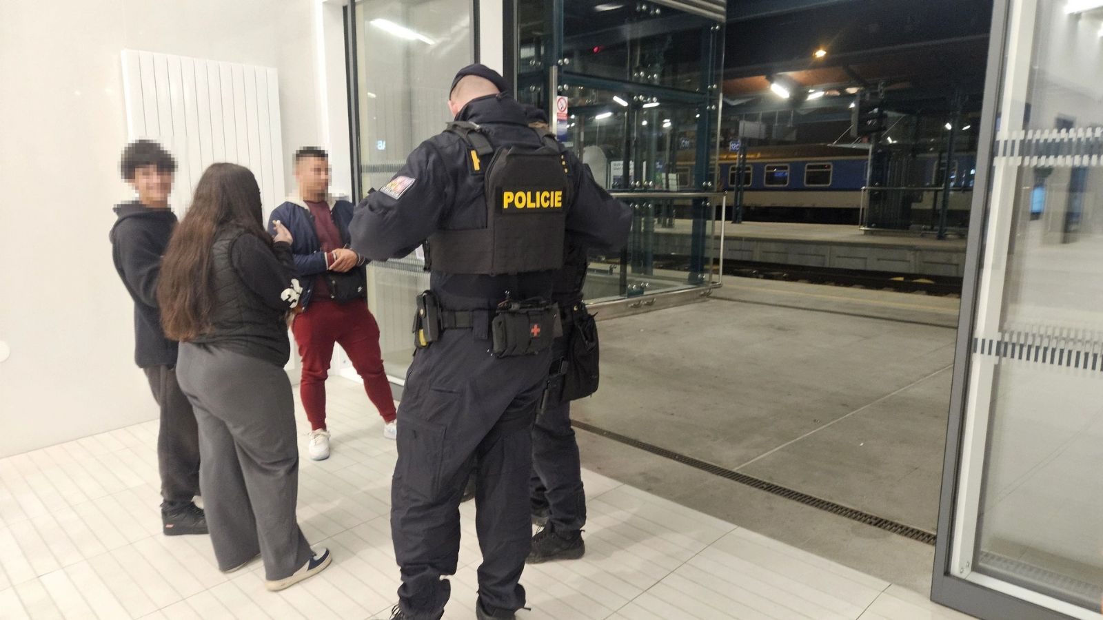 Noční razie v centru Plzně. Policisté zkontrolovali 277 lidí, tři řidiči byli pod vlivem