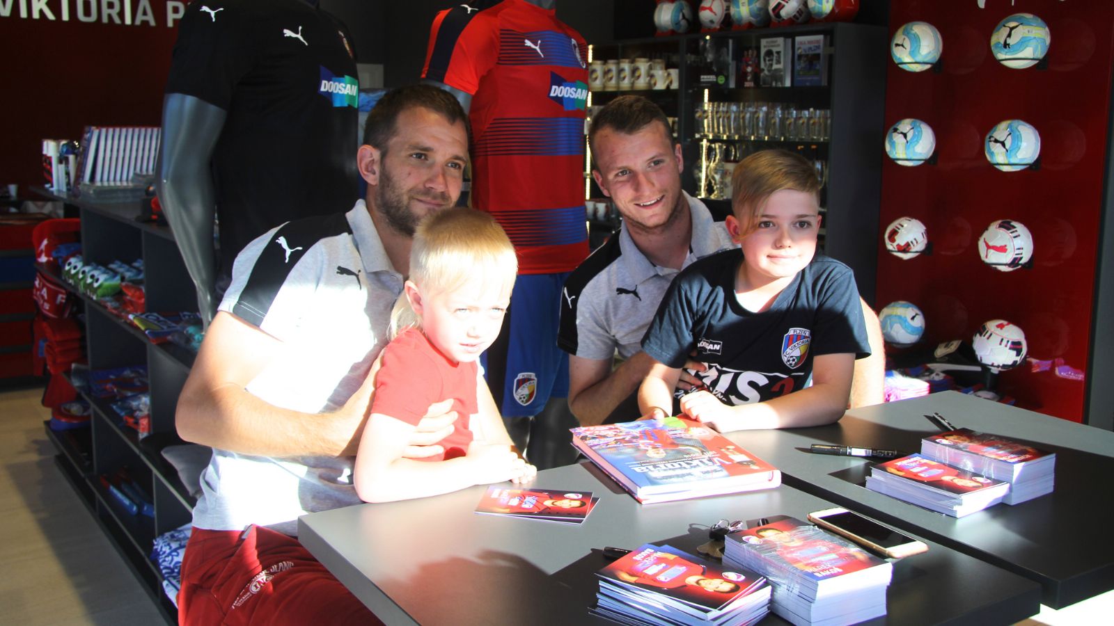 Autogramiáda Bakoše s Krmenčíkem měla velký úspěch