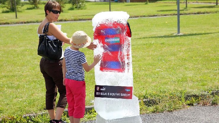 Fanoušci hledali v ulicích Plzně nové dresy Viktorie