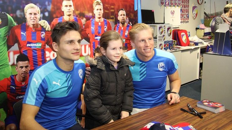 Franta Rajtoral a Aleš Matějů se podepisovali fanouškům ve Viktoria shopu