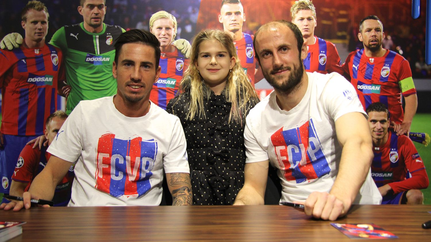 Hubník s Petrželou se podepisovali více než hodinu a půl