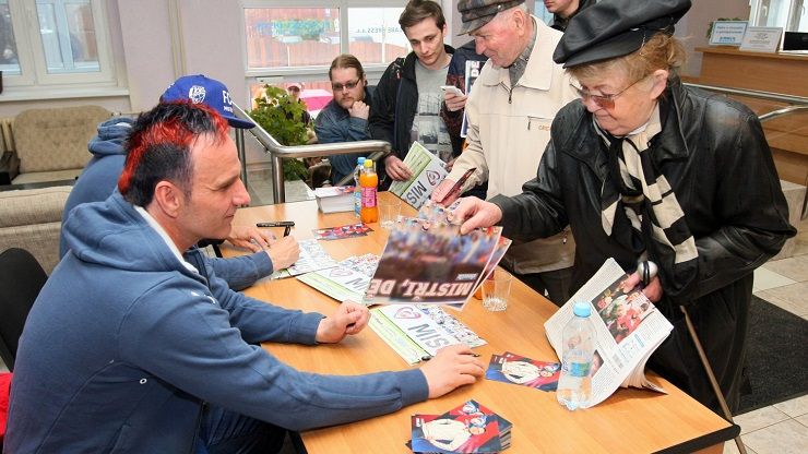 obrázek: Karel Krejčí a Roman Hubník podepisovali mistrovské plakáty v Plzeňském deníku