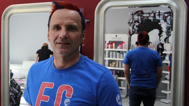 Karel Krejčí splnil slib: Jeho hlavu zdobí červeno-modré pruhy