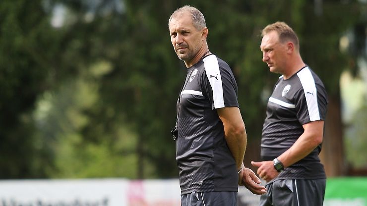 Proti Düsseldorfu si zahrají i reprezentanti Česka a Slovenska, říká trenér Roman Pivarník