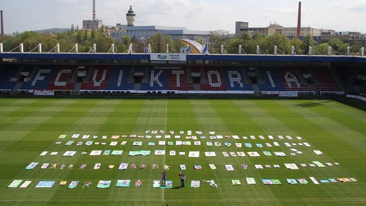 obrázek: Viktorka do škol: Žáci namalovali 140 hráčů v životní velikosti
