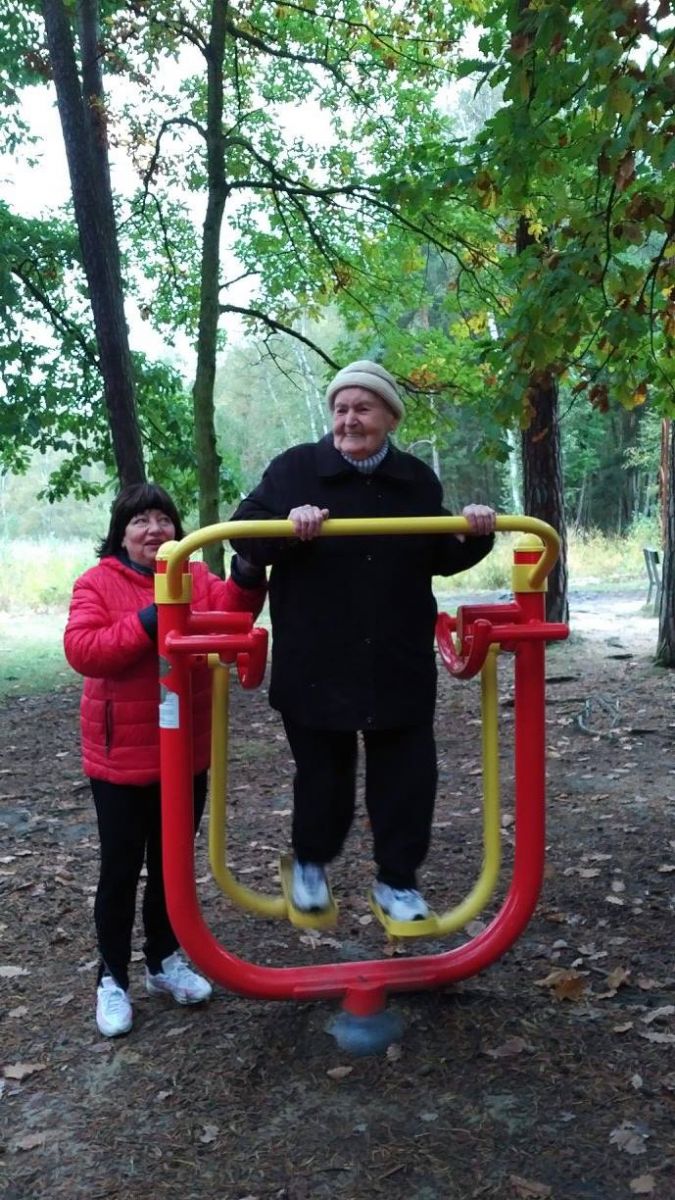 Cvičební prvky na seniorském hřišti