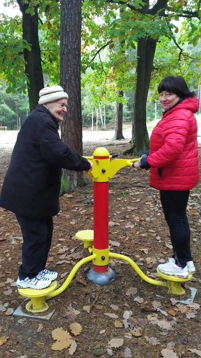 Cvičební prvky na seniorském hřišti