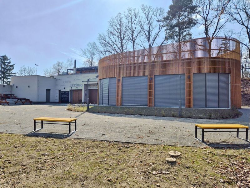 Objekt u Košuteckého jezírka zabojuje o architektonické ceny