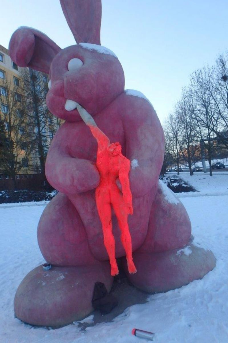 Růžového králíka hlídají kamery i místní lidé. Vandaly čeká trest