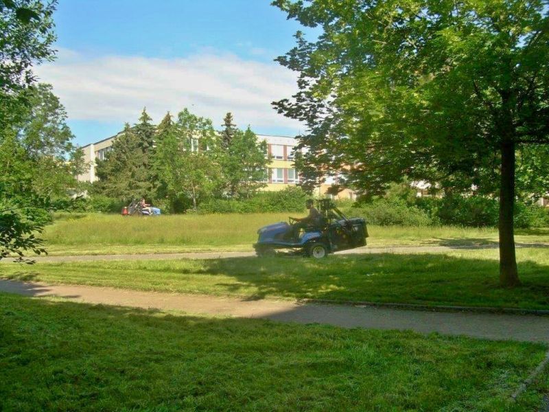 Startuje údržba travnatých ploch, na Jedničku opět vjedou sekačky