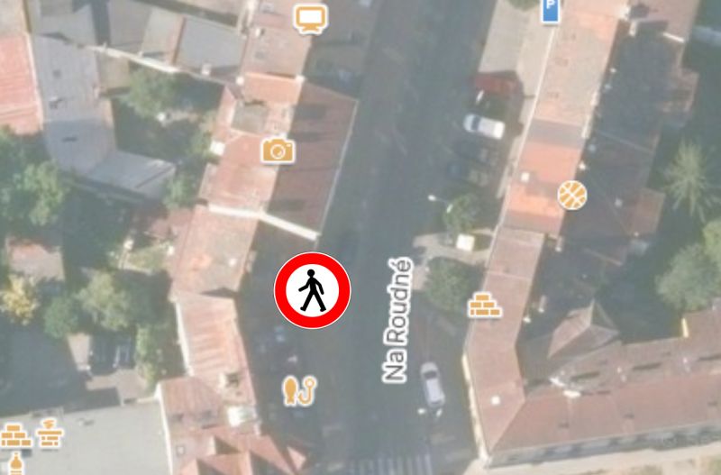 Stavební práce uzavřou chodník v ulici Na Roudné