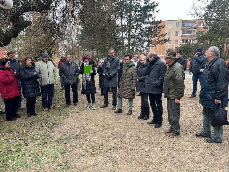 obrázek: Vnitroblok v Sokolovské má novou tvář, zdobí jej dvě originální lavičky