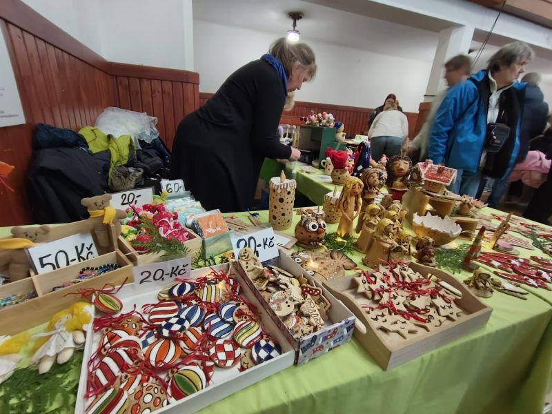 Charitativní trh nabídl bohatý výběr vánočního sortimentu
