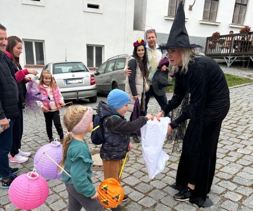 obrázek: Halloweenský lampionový průvod přilákal stovky malých strašidel