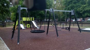 Houpačky z dětských hřišť se po revizi vrátily na svá místa