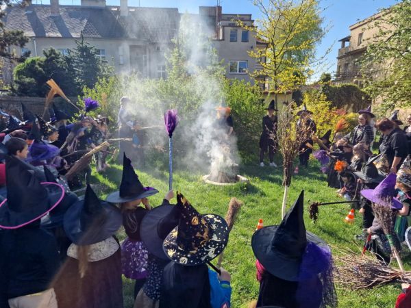 Na zahradu mateřinky se slétli čarodějové a čarodějnice
