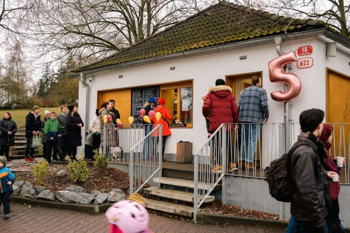 Pět let s vůní kávy: Kafe Smetanka oslavila půlkulatiny