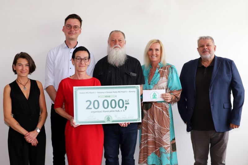 Šek na 20 000 Kč byl předán