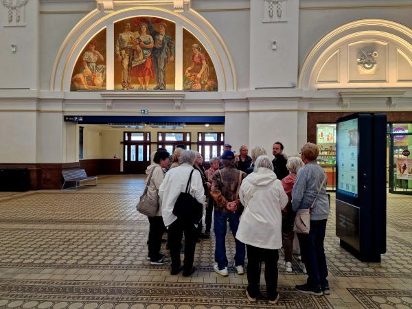 Slovany splnily seniorům přání, otevřely jim zákulisí nádraží