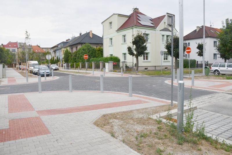 obrázek: Ulice Kapitána Jaroše je nově opravená, lemuje jí alej javorů