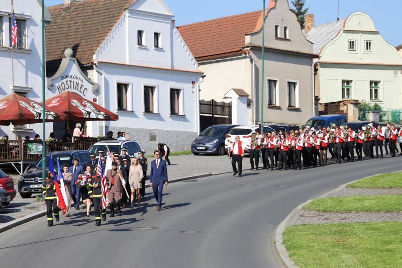 Vzpomínkový průvod se vydal k upravenému památníku v Koterově