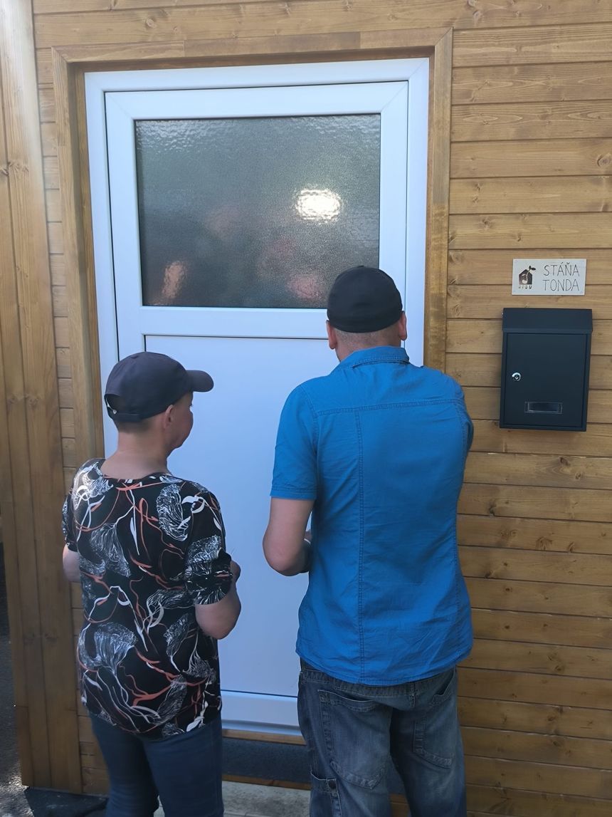 Bezdomovecký pár získal střechu nad hlavou