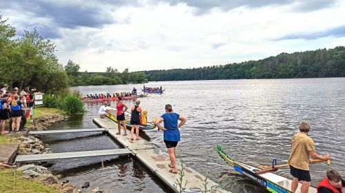 Na Borské přehradě se jel 15. ročník tradičního závodu velkých lodí Pilsner Dragons Cup 2024. Svůj závod měly i základní a střední školy.