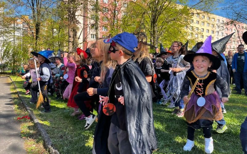 Na zahradu 63. mateřské školy v Plzni přiletěly koncem dubna čarodějnice a čarodějové!