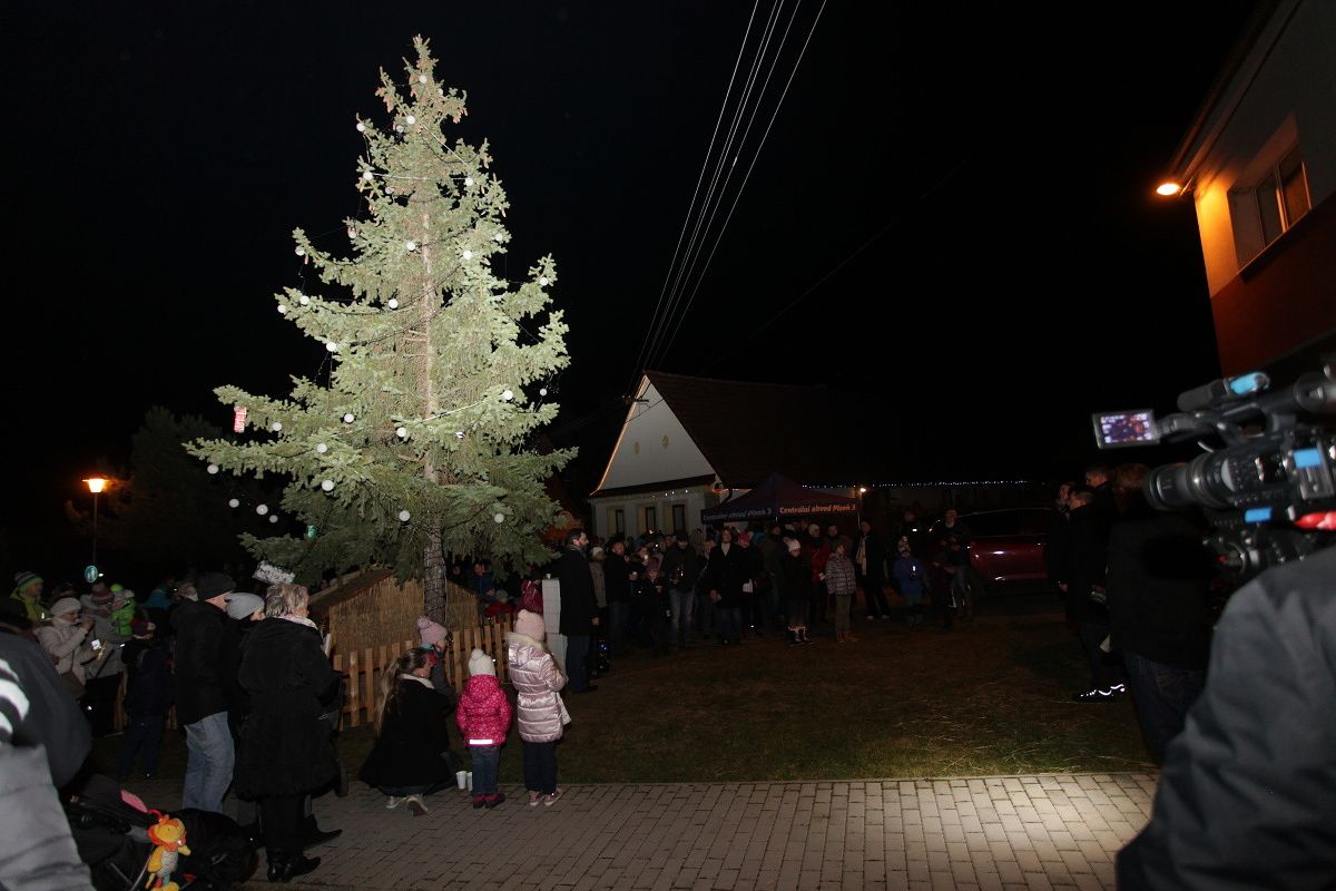 Obyvatelé Radobyčic rozsvítili vánoční strom