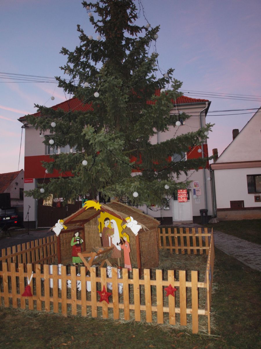 Obyvatelé Radobyčic v neděli rozsvítili svůj vánoční strom