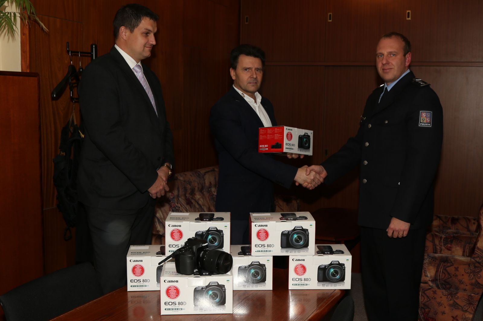 Plzeňský centrální obvod poskytnul finanční dar Policii České republiky