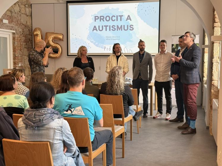 Putovní výstava ukazuje život dětí s autismem a jejich sourozenců