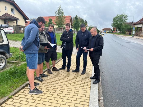 Radobyčice se dočkají měření úsekové rychlosti na průtahu obcí v Dlážděné ulici