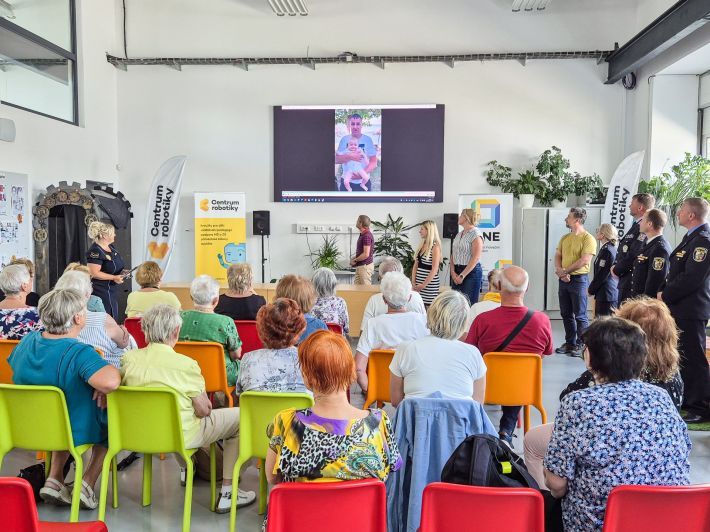Senioři se učili bezpečně využívat umělou inteligenci i rozpoznávat dezinformace